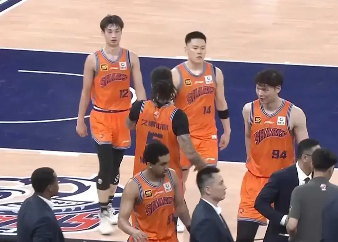 九游体育官方入口-外援亮眼表现引发球迷狂热，引领球队取得胜利