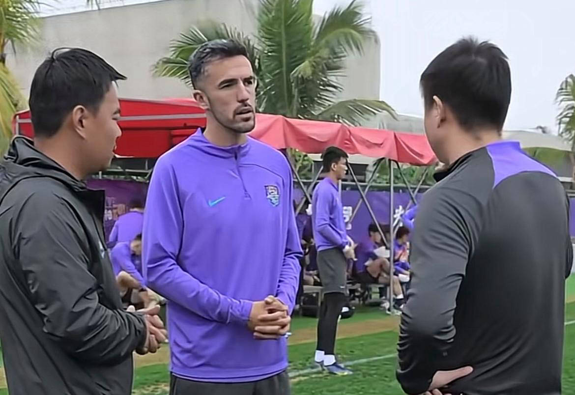 外援亮眼表现引发球迷狂热,引领球队取得胜利 外援亮眼表现引发球迷狂热,引领球队取得胜利