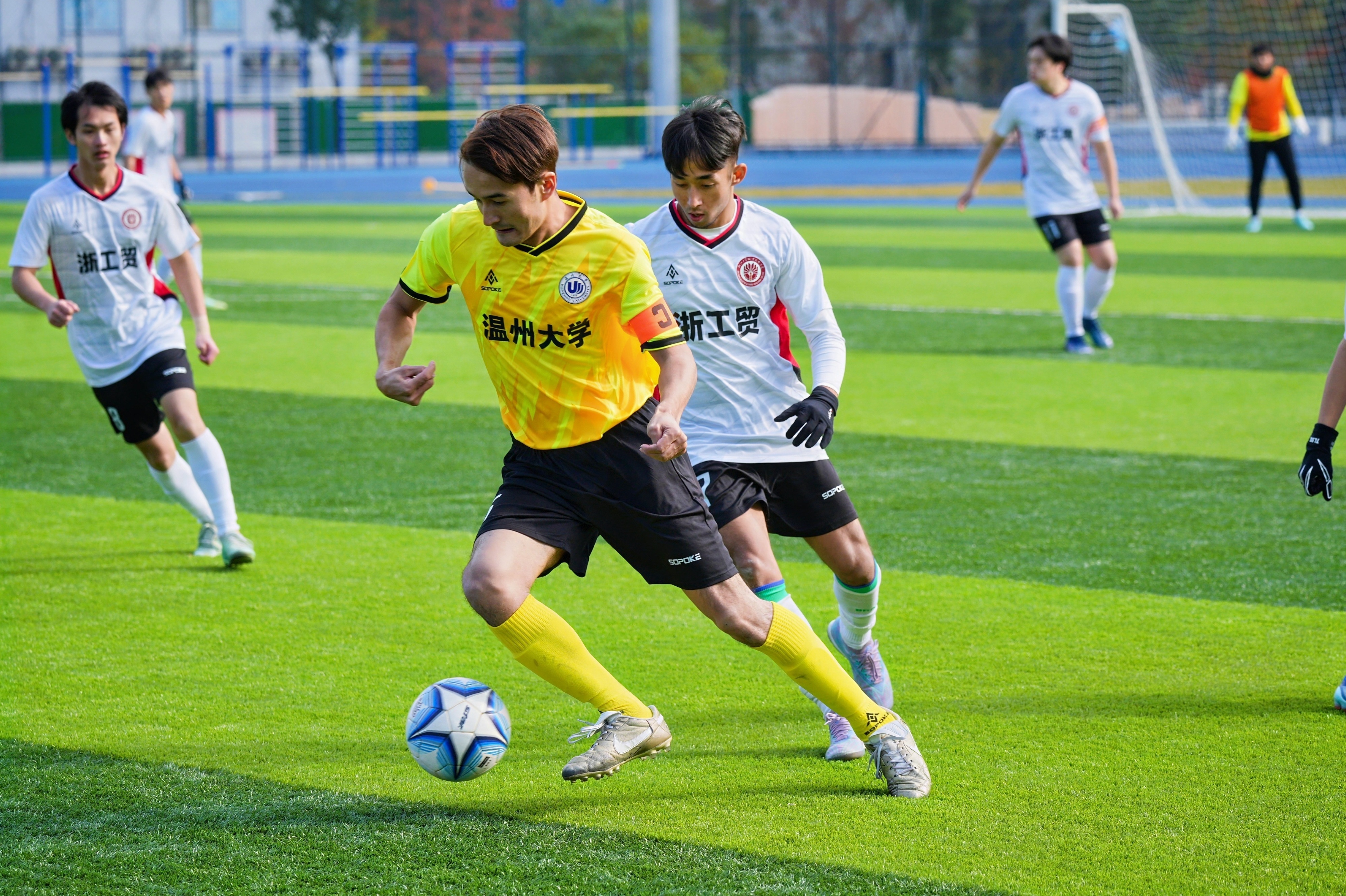 足球赛冠军战打响,双方实力均衡的简单介绍 足球赛冠军战打响,双方实力均衡的简单介绍