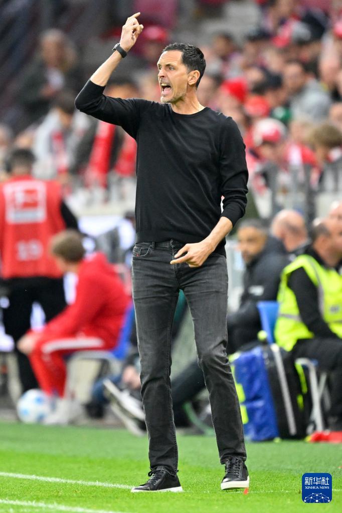 法兰克福主教练谈及比赛策略,赢得掌声 法兰克福主教练谈及比赛策略,赢得掌声