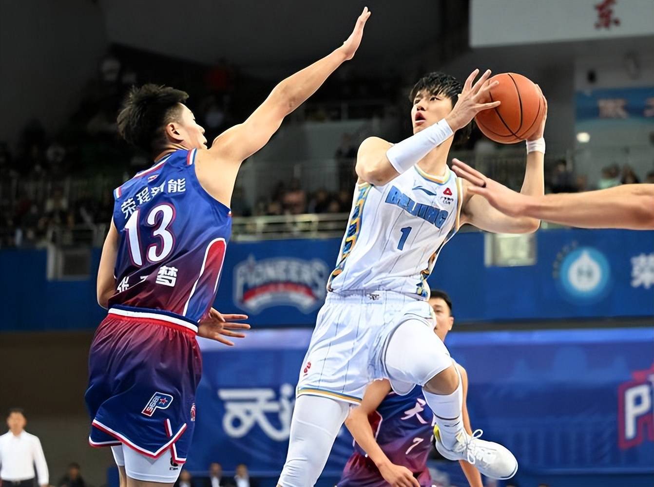 九游体育平台-贴身防守引领球队在篮球职业联赛中获胜的简单介绍