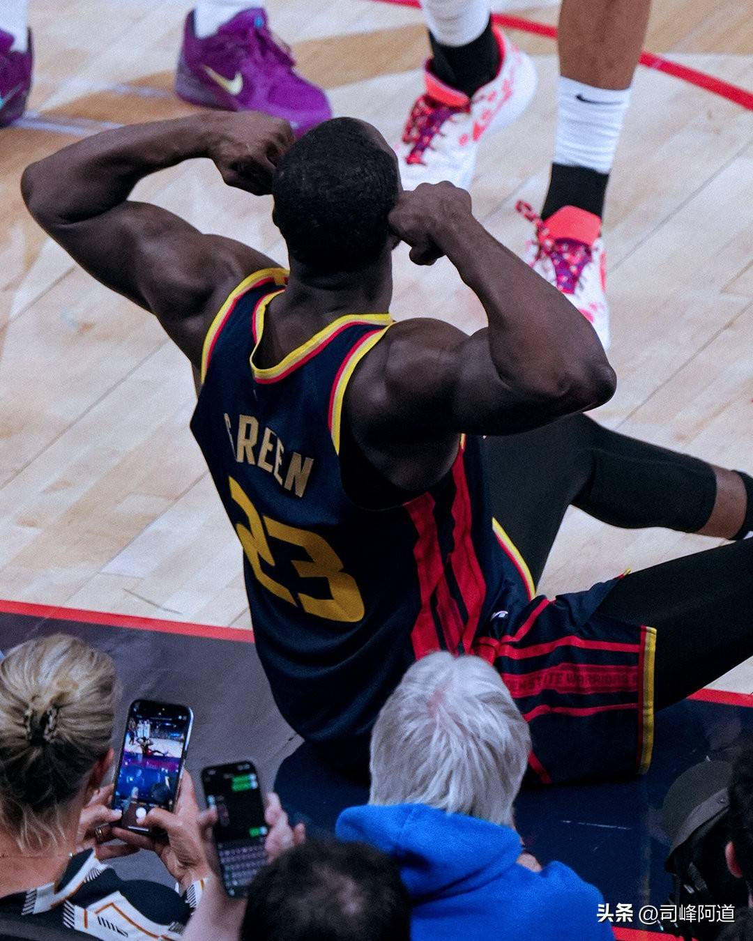 勇士客场轻取掘金,继续领跑西部 勇士客场轻取掘金,继续领跑西部