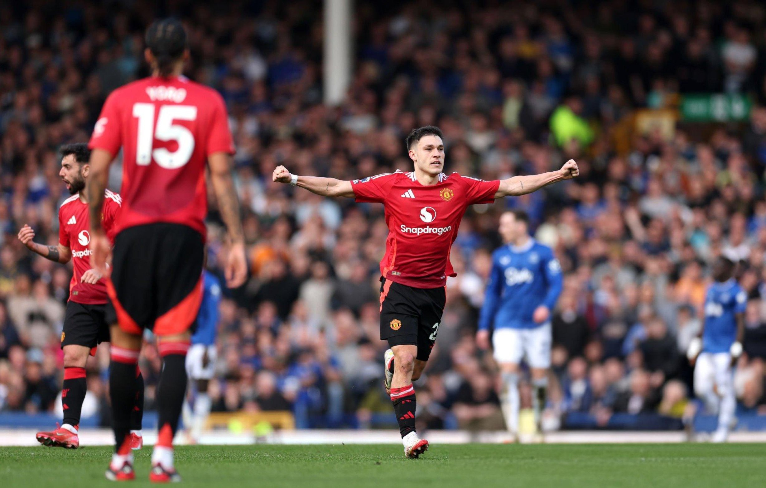 九游娱乐-曼联客场遭遇狂轰球队防线破绽