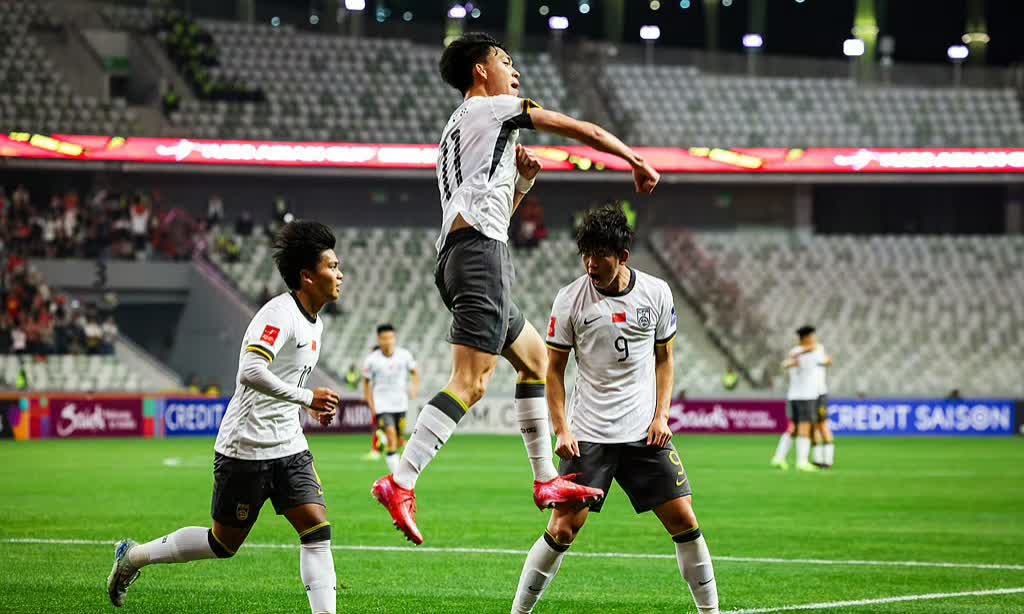 九游娱乐首页-足球比赛现场球员体能充沛展现拼搏精神