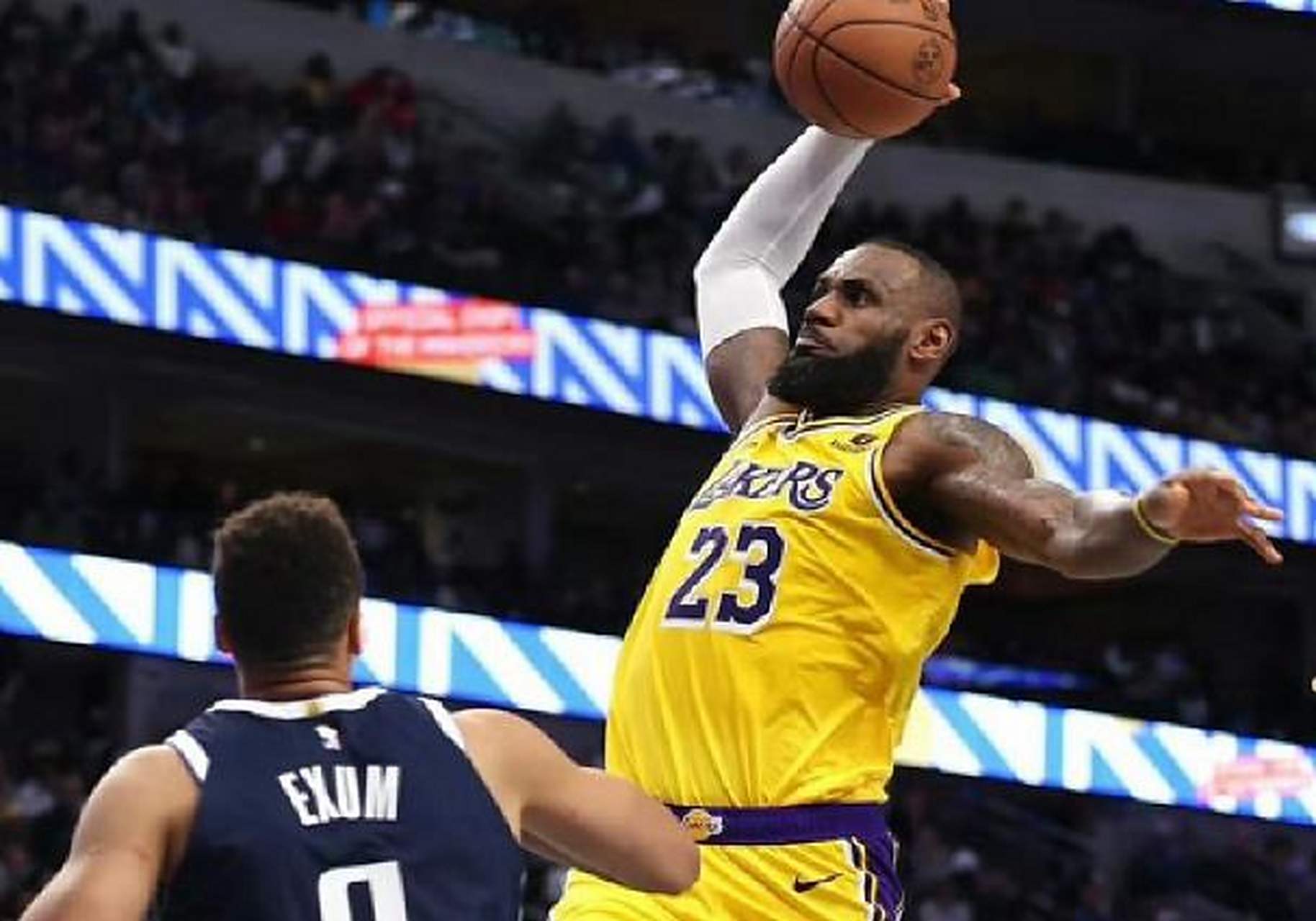 九游体育直播-湖人队客场告捷,詹姆斯全能表现