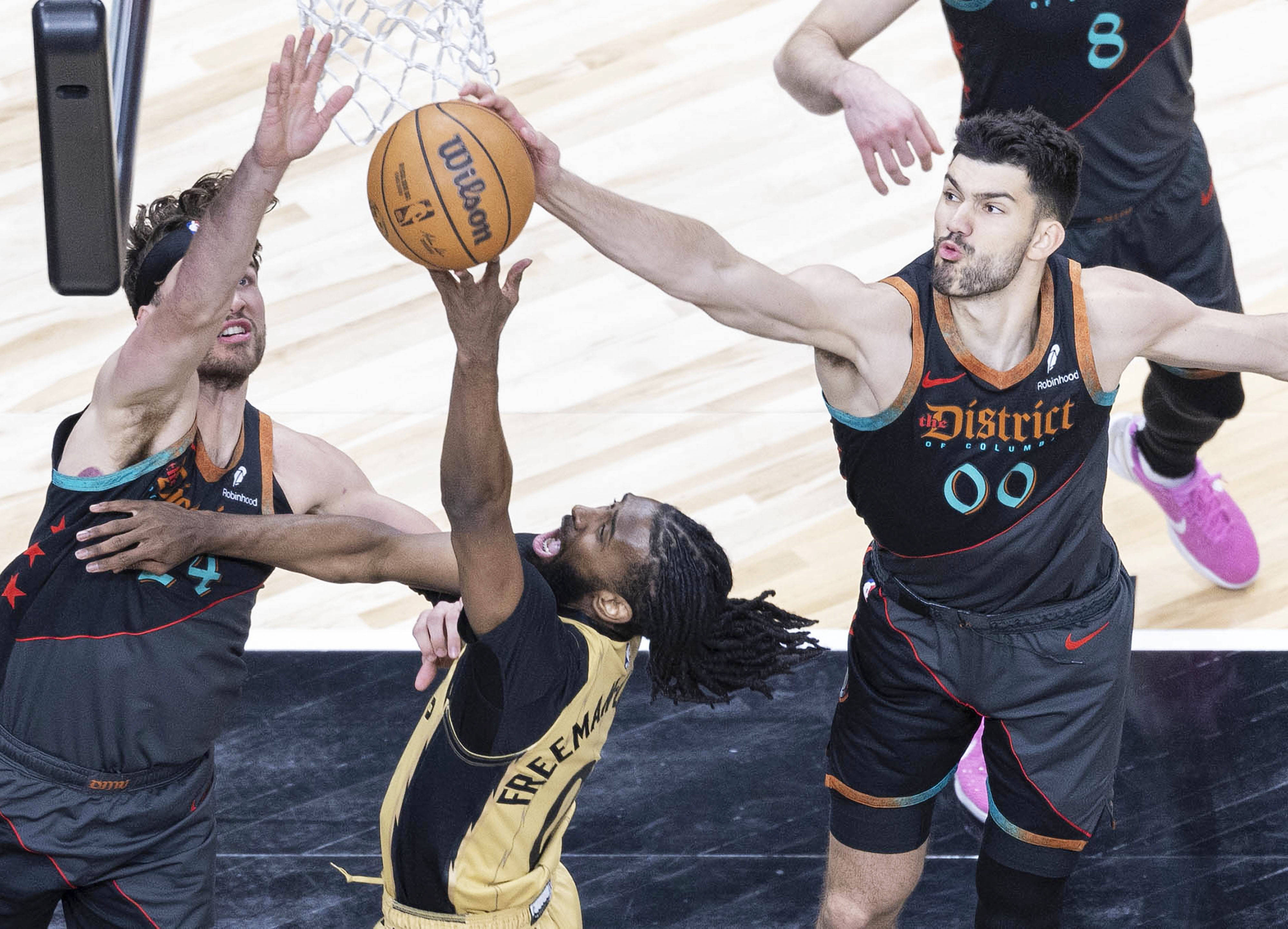 猛龙队后防失守频现,球队防守需加强的简单介绍 猛龙队后防失守频现,球队防守需加强的简单介绍