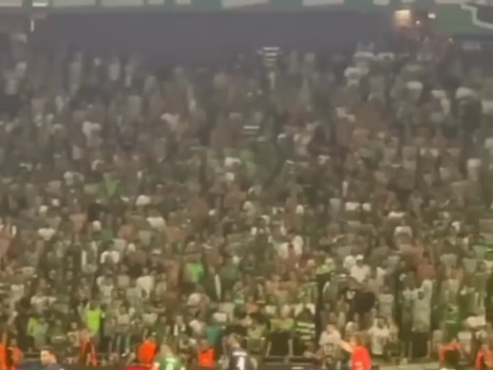 九游体育平台-足球赛场拥挤事件频发,安保措施加强