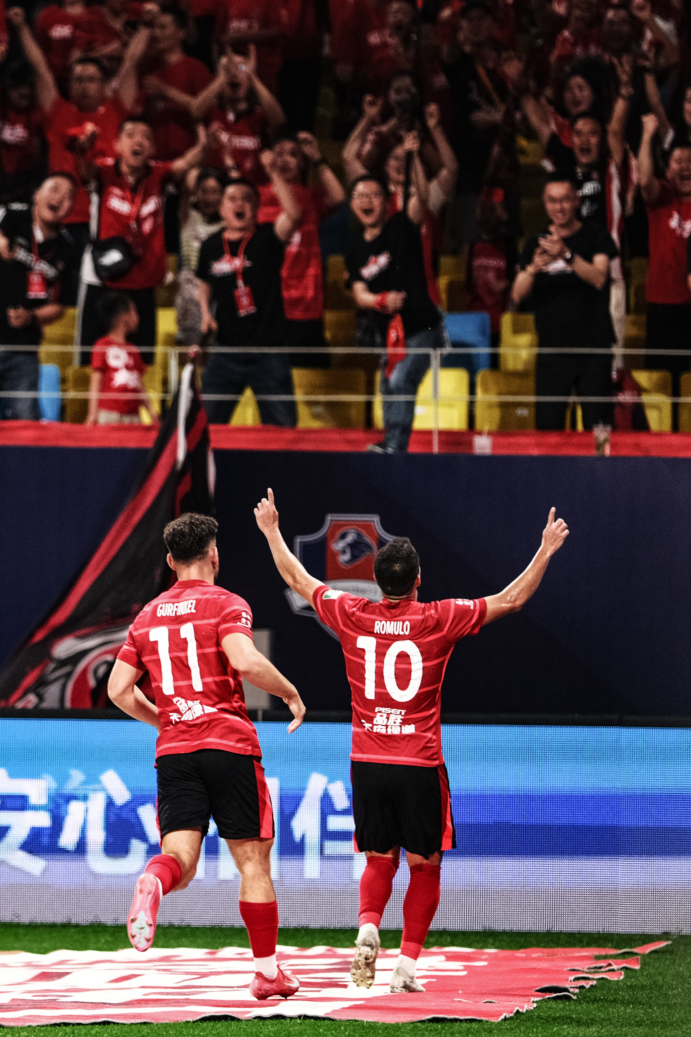 足球赛场拥挤事件频发，安保措施加强