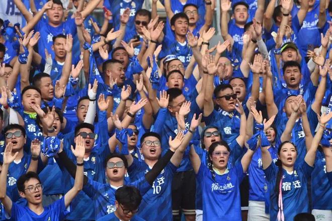 九游体育APP下载-足球比赛险胜情节扣人心弦,球迷欢呼雀跃