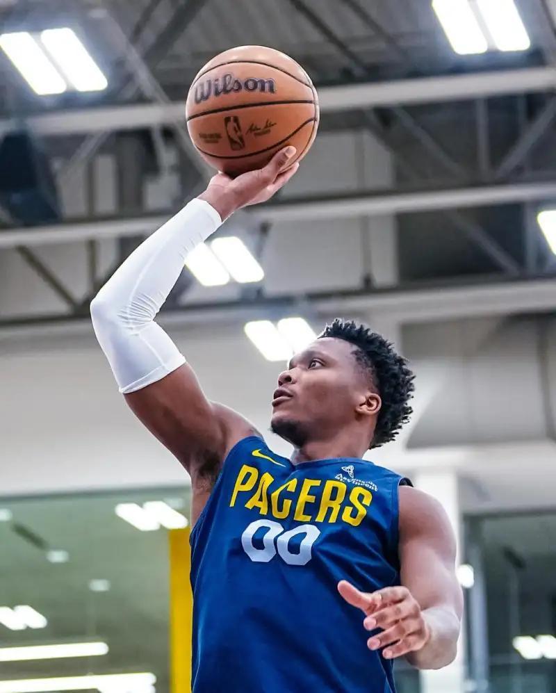 包含尼克斯队前锋受伤缺阵，教练组加紧备战的词条