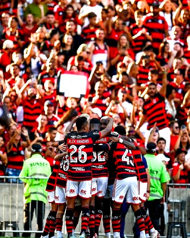 欧洲足球豪门交锋，球迷热情高涨，胜负悬念