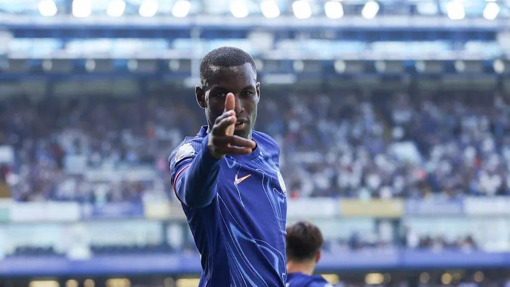 切尔西队员展现球技备战未来比赛