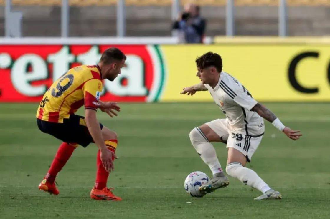 九游娱乐官方-足球赛场上场面紧张,球队实力均衡