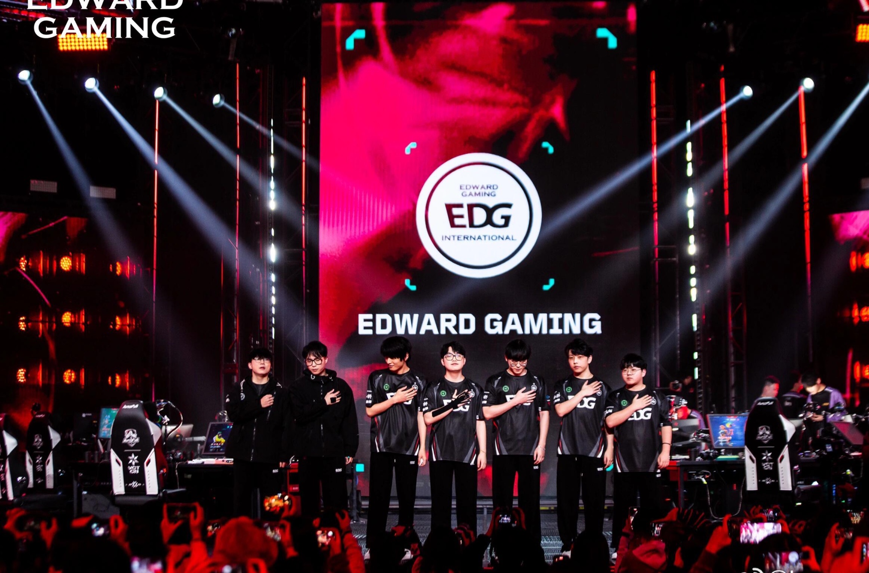 九游体育直播-EDG鏖战JDG,Deft团战一打五焦点之战2025世界赛,留下经典瞬间的简单介绍