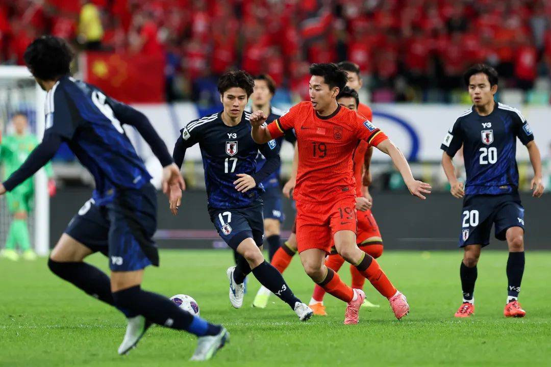 九游娱乐官方网站-足球比赛中球员拼尽全力争取胜利