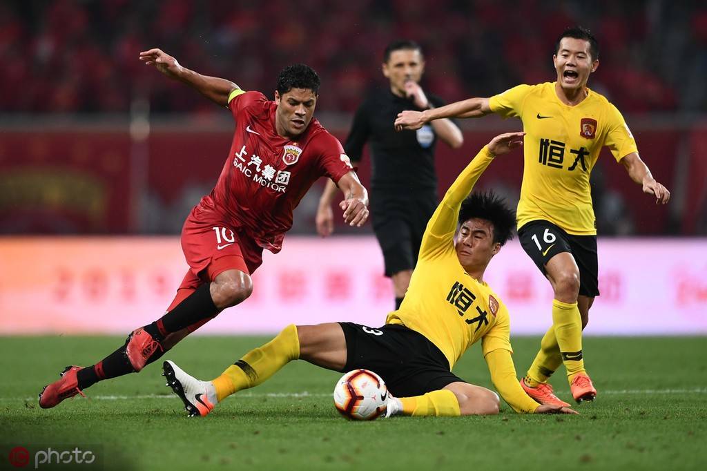 九游体育直播-撕咬之战!国安擒恒大,磅礴之势令人望尘莫及