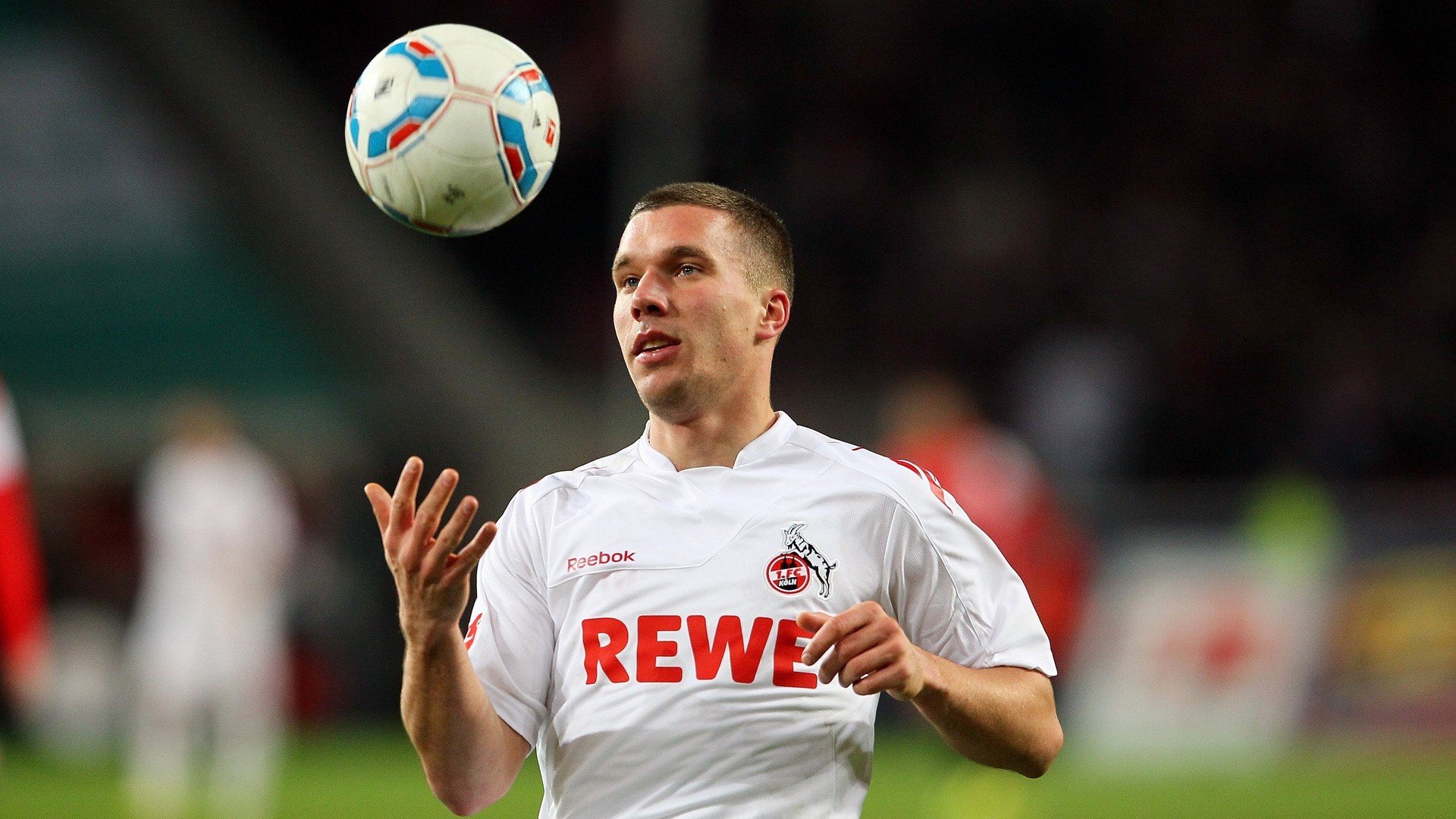 九游体育平台-友谊赛中的风暴，拜仁全面压制新西兰，特邀球星萨拉赫成为全场焦点