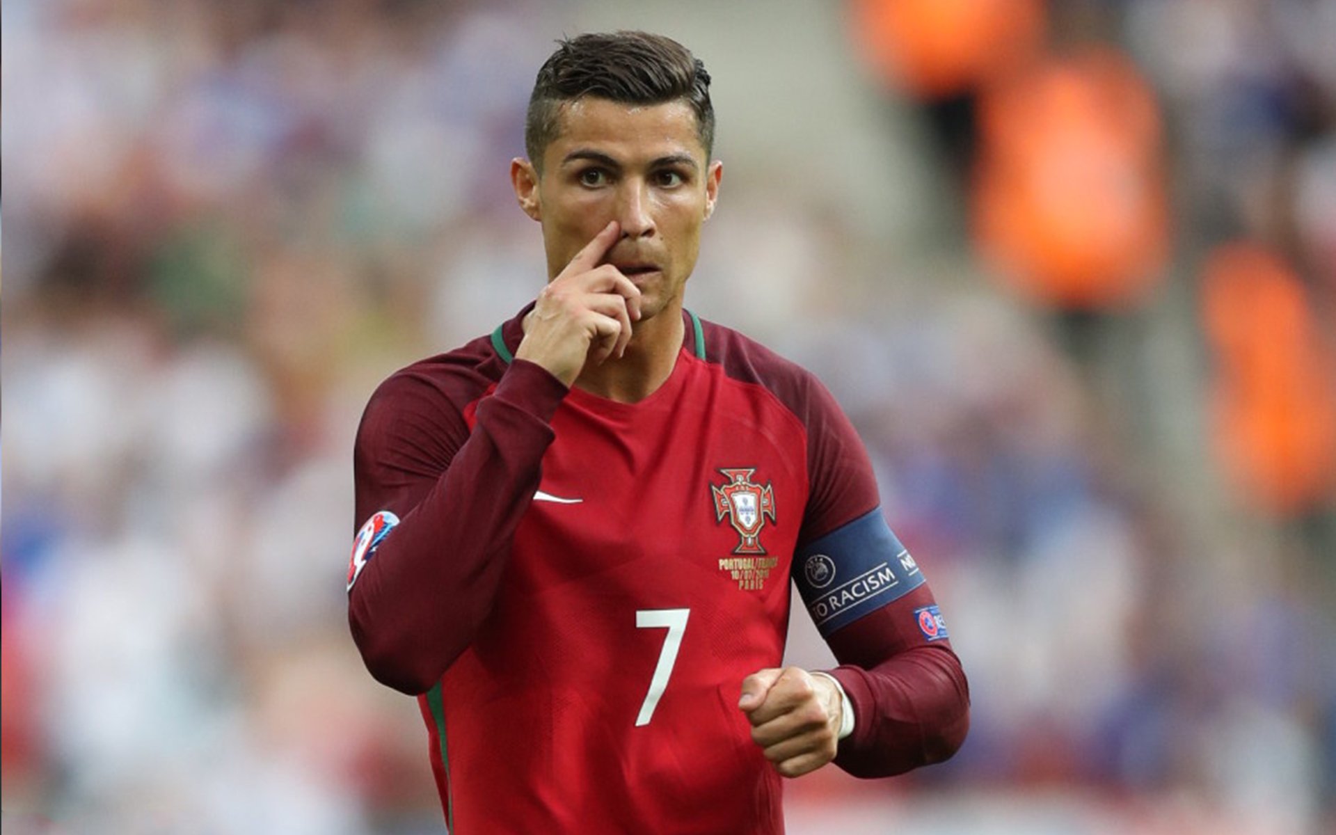 战场的险胜与静默的纪录，足球世界的双重奏